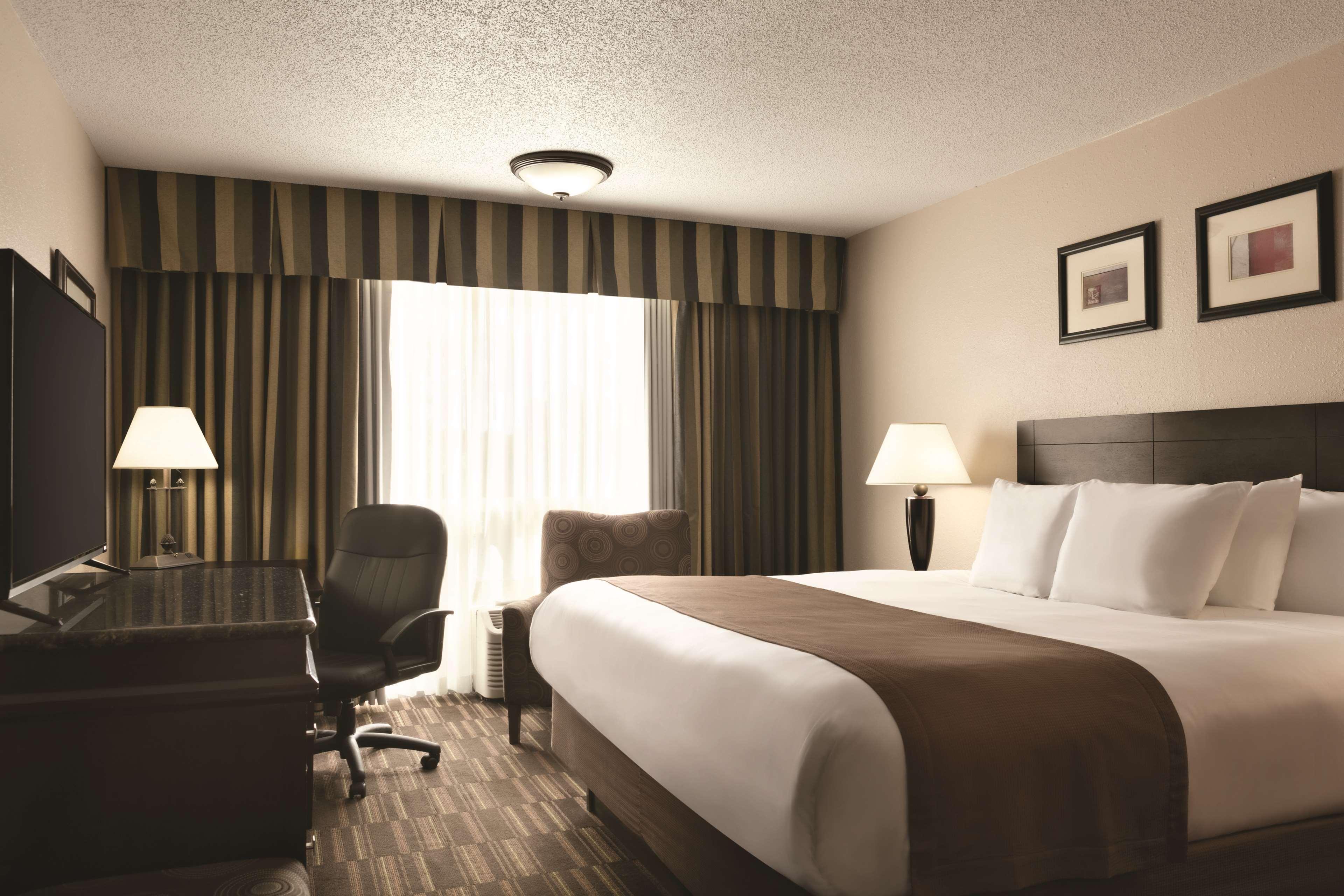 Radisson Hotel Louisville North Jeffersonville Room photo